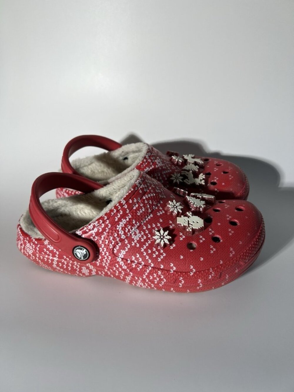 Women's Size 7 Crocs Lined Holiday Charm Clog Red/White w/Jibbitz Ugly Sweater - Picture 4 of 15